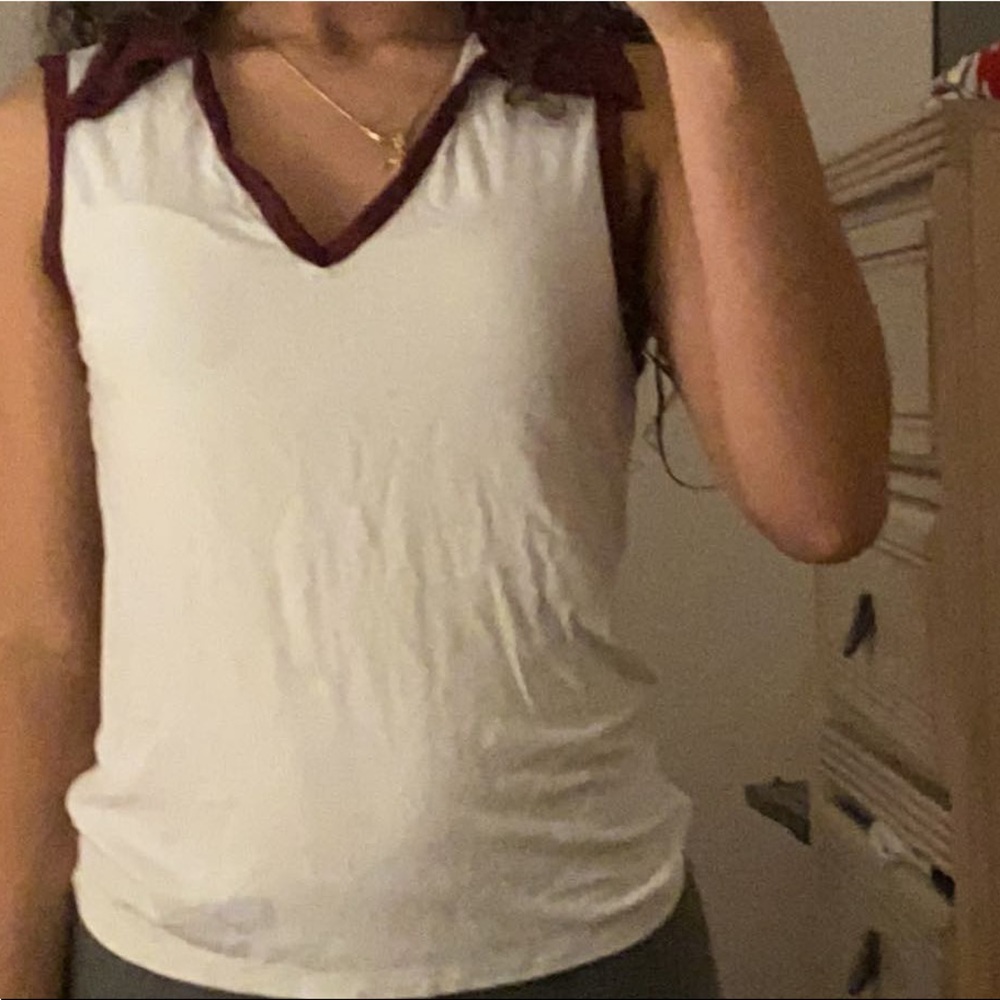 Red maroon trim/white solid outer T-shirt